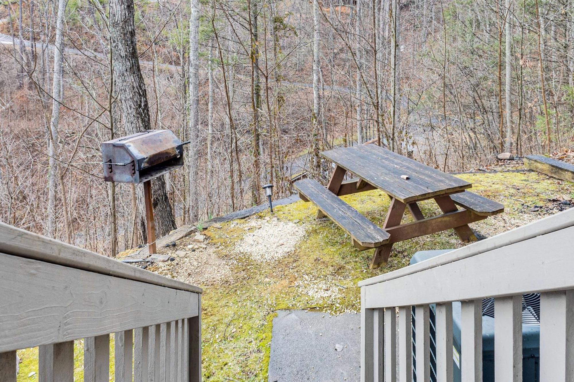 Spacious Gatlinburg Cabin With Hot Tub And Game Room! Exterior photo