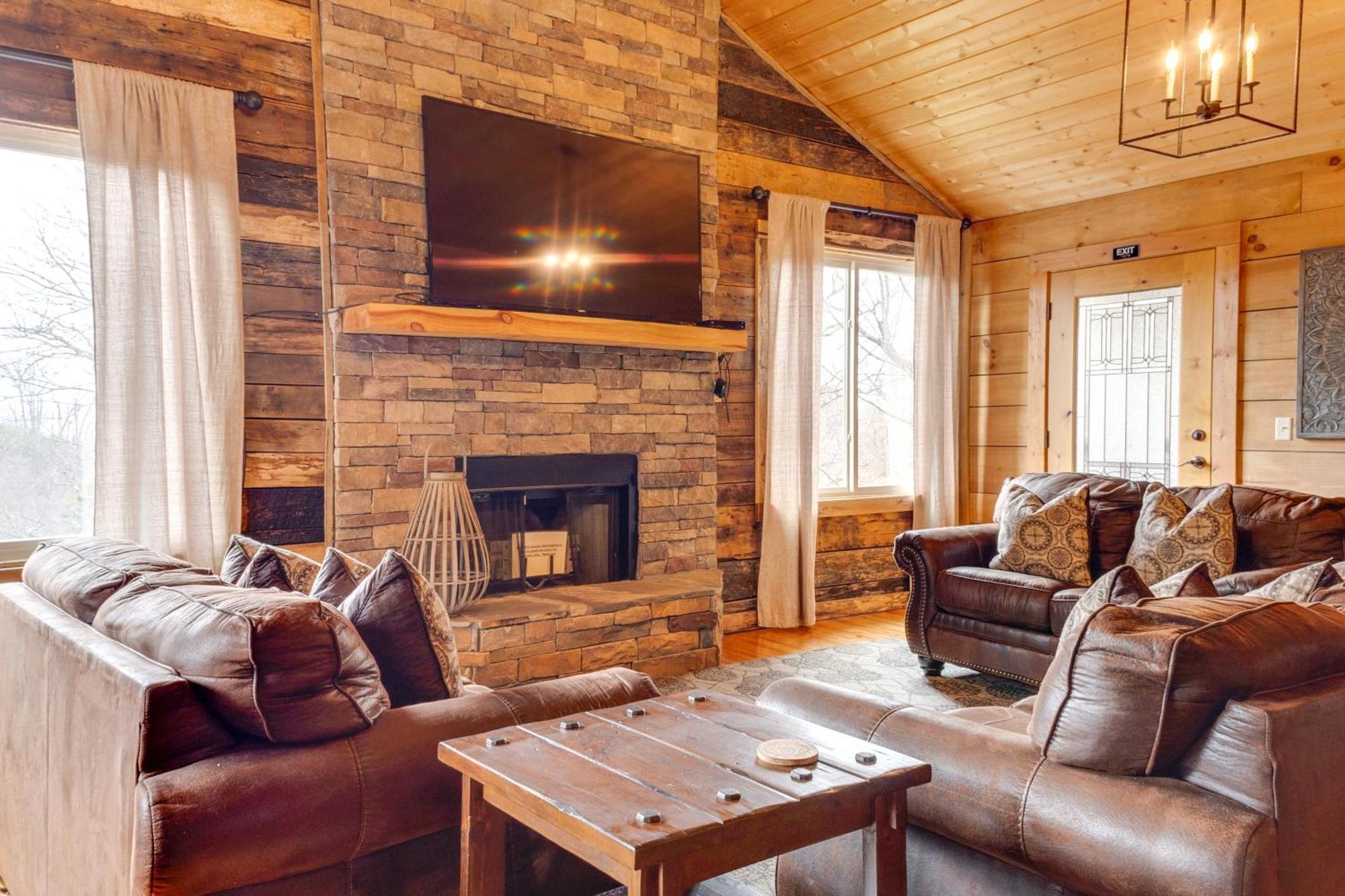 Spacious Gatlinburg Cabin With Hot Tub And Game Room! Exterior photo